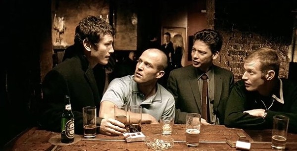 От «джунглей в стакане» до безумно дорогого скотча: 9 напитков в фильмах Гая Ричи От «джунглей в стакане» до безумно дорогого скотча: 9 напитков в фильмах Гая Ричи