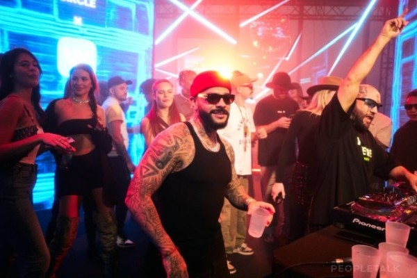 Тимати отдыхает в компании участниц «Холостяка» на закрытой вечеринке, организованной VK Тимати отдыхает в компании участниц «Холостяка» на закрытой вечеринке, организованной VK