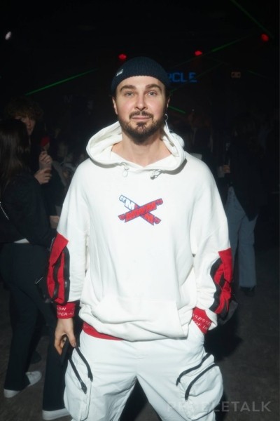 Тимати отдыхает в компании участниц «Холостяка» на закрытой вечеринке, организованной VK Тимати отдыхает в компании участниц «Холостяка» на закрытой вечеринке, организованной VK