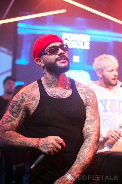 Тимати отдыхает в компании участниц «Холостяка» на закрытой вечеринке, организованной VK Тимати отдыхает в компании участниц «Холостяка» на закрытой вечеринке, организованной VK