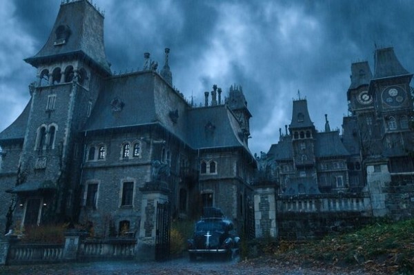 Отправляемся в Европу: 6 необычных локаций, где снимали сериал «Уэнсдэй»