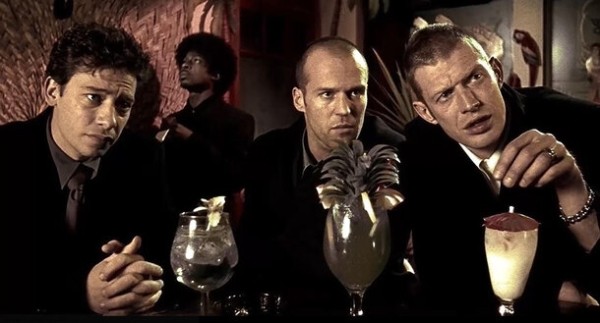 От «джунглей в стакане» до безумно дорогого скотча: 9 напитков в фильмах Гая Ричи От «джунглей в стакане» до безумно дорогого скотча: 9 напитков в фильмах Гая Ричи