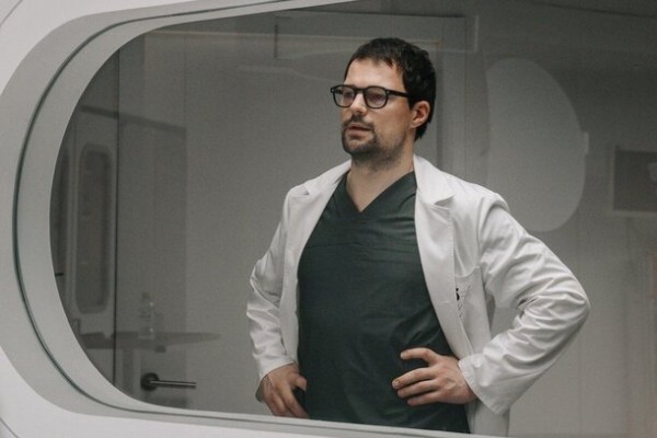 Что смотреть на выходных: «Достать ножи 2», демоническая больница и «Эмили в Париже» Что смотреть на выходных: «Достать ножи 2», демоническая больница и «Эмили в Париже»