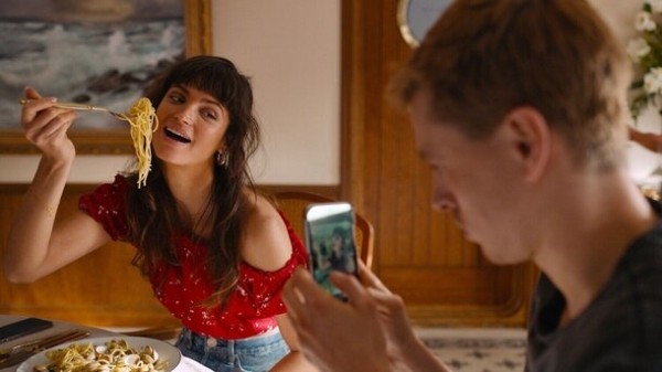 Что смотреть в декабре: «Эмили в Париже», домашние вампиры и сиквел «Достать ножи» Что смотреть в декабре: «Эмили в Париже», домашние вампиры и сиквел «Достать ножи»