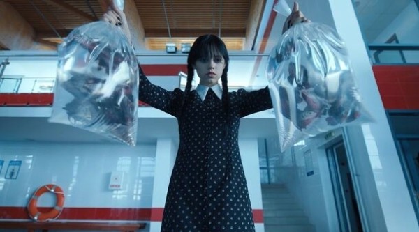 Отправляемся в Европу: 6 необычных локаций, где снимали сериал «Уэнсдэй»