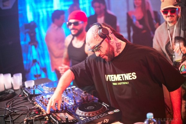 Тимати отдыхает в компании участниц «Холостяка» на закрытой вечеринке, организованной VK Тимати отдыхает в компании участниц «Холостяка» на закрытой вечеринке, организованной VK