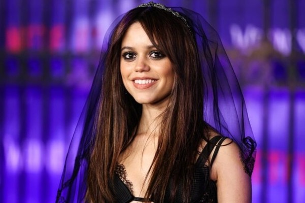 Отправляемся в Европу: 6 необычных локаций, где снимали сериал «Уэнсдэй»