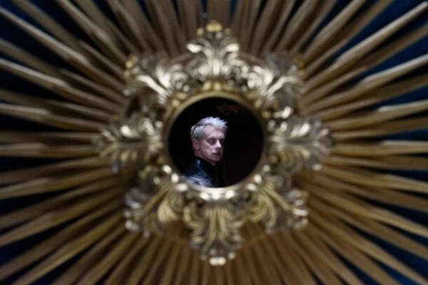 Монархия, роботы и загадочные убийства: все, что вам нужно знать о новом сериале «Фандорин. Азазель»