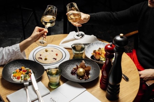 Планы на выходные 29-30 января: вечеринка «Деревня дураков» от Esthetic Joys, золотой десерт в Taste и спектакль по Нобелевской речи Иосифа Бродского в Музее Москвы