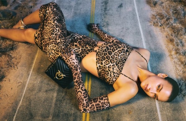 Женщина-кошка: Ирина Шейк снялась в леопардовом тотал-луке