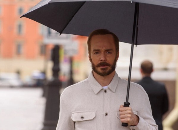 Монархия, роботы и загадочные убийства: все, что вам нужно знать о новом сериале «Фандорин. Азазель»