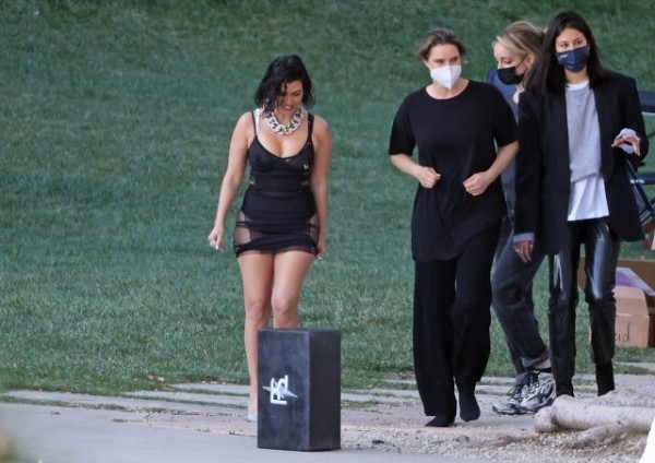 Найдите отличия: поклонники не узнали Кортни Кардашьян без фотошопа