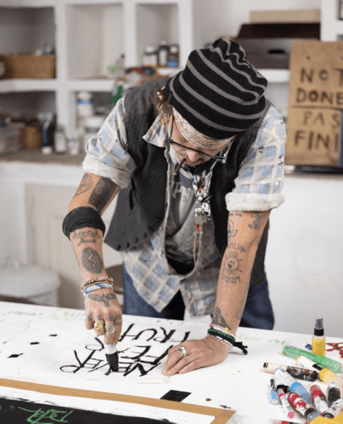 Талантлив во всем: чем занимается Джонни Депп вместо съемок в кино Талантлив во всем: чем занимается Джонни Депп вместо съемок в кино