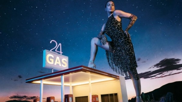 Женщина-кошка: Ирина Шейк снялась в леопардовом тотал-луке