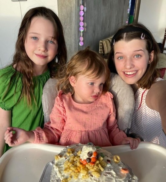 Милла Йовович ждет четвертого ребенка? Поклонники заметили беременный живот актрисы