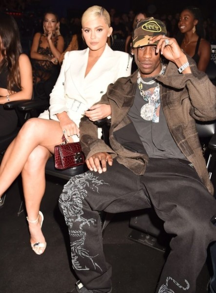 Первые кадры Кайли Дженнер после рождения ребенка: как изменилась звезда Первые кадры Кайли Дженнер после рождения ребенка: как изменилась звезда