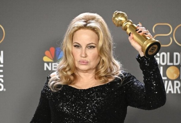 Все без ума от Дженнифер Кулидж: 10 интересных фактов о звезде «Белого лотоса»