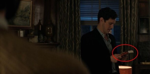 Книжная полка психопата: что читает Джо в новом сезоне «Ты»?