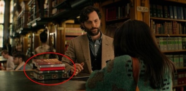 Книжная полка психопата: что читает Джо в новом сезоне «Ты»?