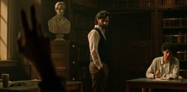 Книжная полка психопата: что читает Джо в новом сезоне «Ты»?