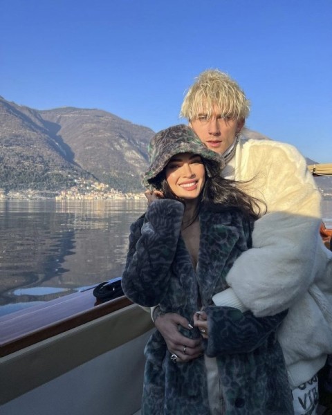 Настоящая любовь: Меган Фокс пришла поддержать своего жениха на выступлении