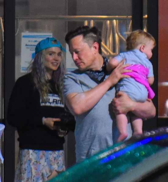 Илона Маска заметили вместе с новой девушкой (а он все еще живет с бывшей)