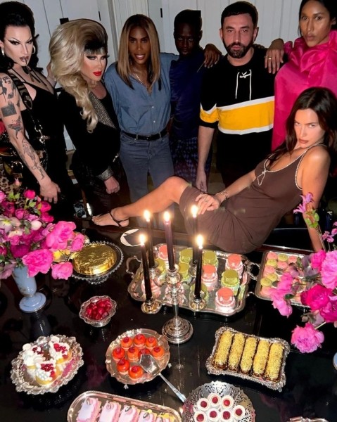 Тонкое искусство провокации: Ирина Шейк в макси-платье с декольте Тонкое искусство провокации: Ирина Шейк в макси-платье с декольте