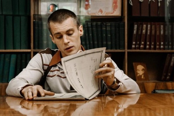 Что смотреть на выходных: «Фишер», новый сезон «Ты» и байопик про Раневскую