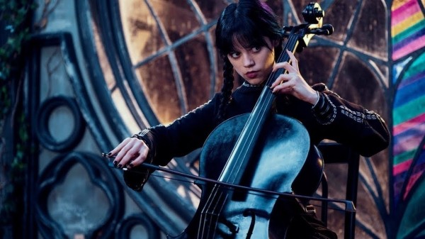 От «Черной птицы» до «Уэнсдэй»: 11 сериалов 2022 года, которые хочется номинировать на «Оскар»