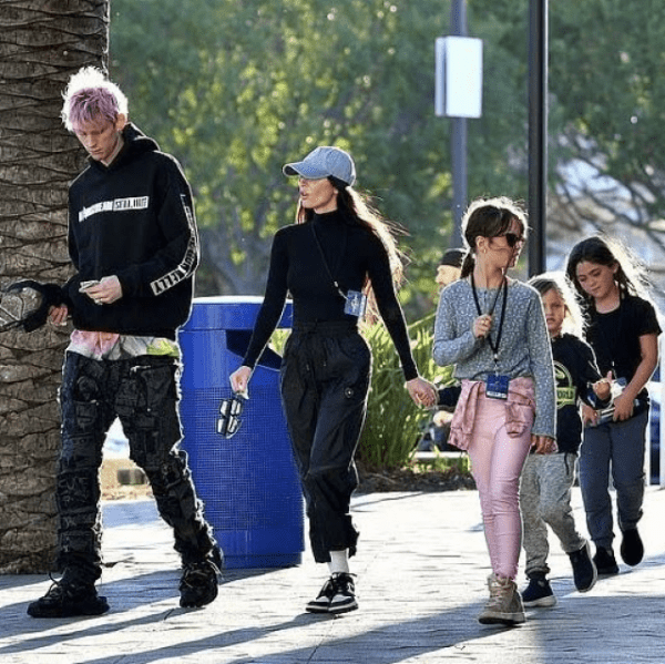 Сменили страсть на быт: Меган Фокс и Machine Gun Kelly проводят время с детьми Сменили страсть на быт: Меган Фокс и Machine Gun Kelly проводят время с детьми