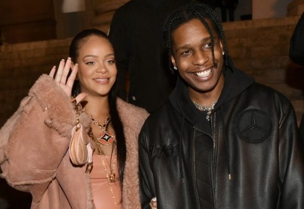 Видео дня: беременная Рианна ответила хейтеру прямо во время модного показа