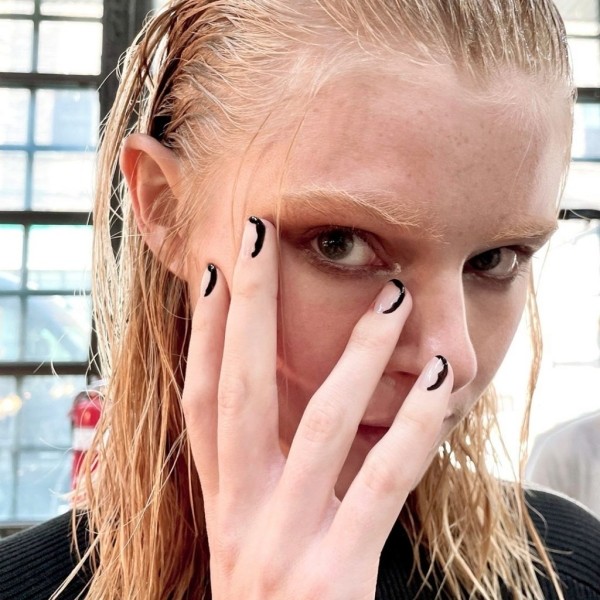 Новые тренды в маникюре на весну 2022: микро-френч, bimbo-girl и металлик