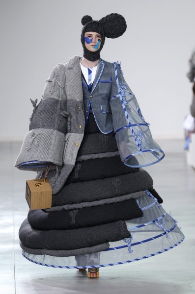 Плюшевые гости и самые неординарные образы: как прошел показ Thom Browne
