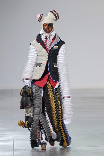 Плюшевые гости и самые неординарные образы: как прошел показ Thom Browne