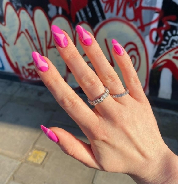 Новые тренды в маникюре на весну 2022: микро-френч, bimbo-girl и металлик