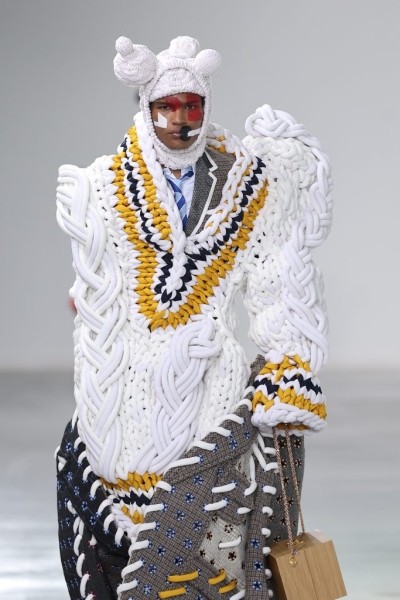 Плюшевые гости и самые неординарные образы: как прошел показ Thom Browne