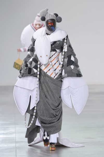Плюшевые гости и самые неординарные образы: как прошел показ Thom Browne