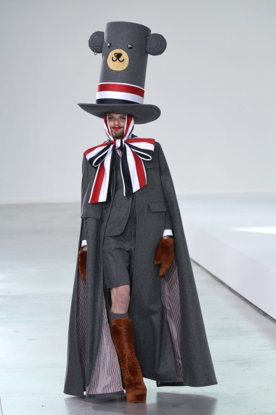 Плюшевые гости и самые неординарные образы: как прошел показ Thom Browne