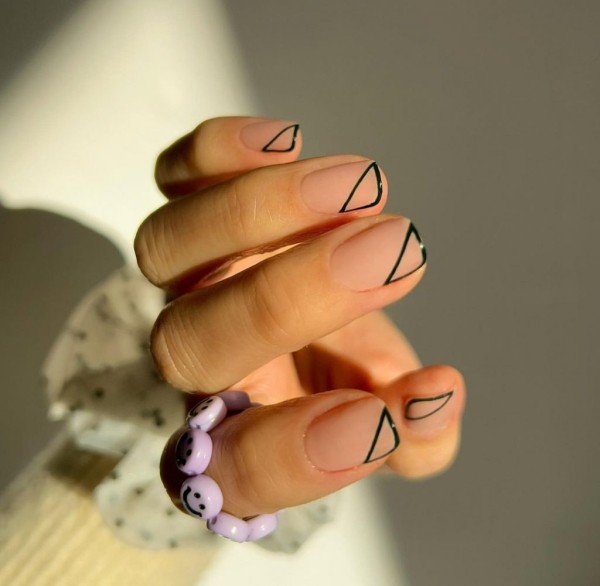 Новые тренды в маникюре на весну 2022: микро-френч, bimbo-girl и металлик