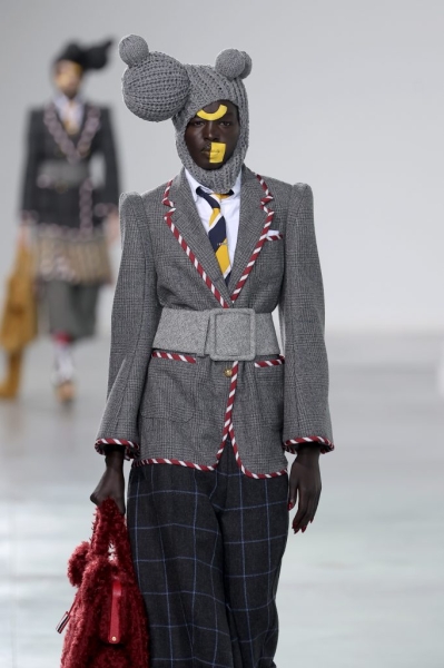 Плюшевые гости и самые неординарные образы: как прошел показ Thom Browne