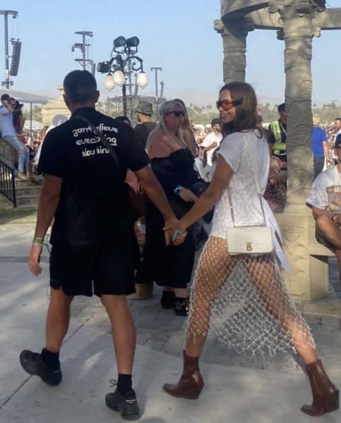 Когда Брэдли нет рядом: Ирина Шейк в голом платье-сетке из кристаллов Когда Брэдли нет рядом: Ирина Шейк в голом платье-сетке из кристаллов