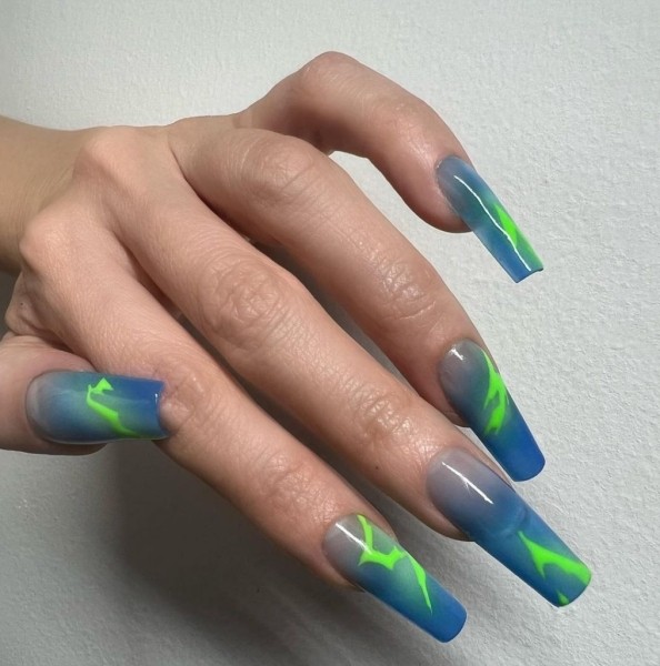 Новые тренды в маникюре на весну 2022: микро-френч, bimbo-girl и металлик