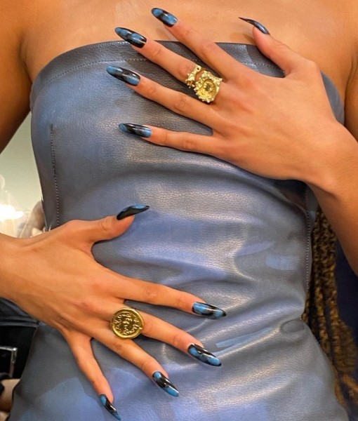 Новые тренды в маникюре на весну 2022: микро-френч, bimbo-girl и металлик