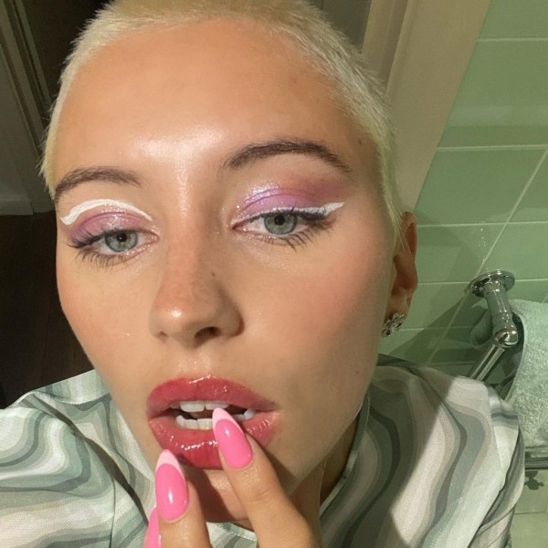 Новые тренды в маникюре на весну 2022: микро-френч, bimbo-girl и металлик