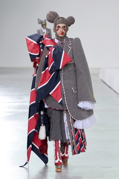 Плюшевые гости и самые неординарные образы: как прошел показ Thom Browne