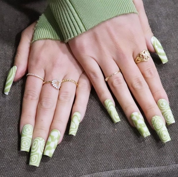 Новые тренды в маникюре на весну 2022: микро-френч, bimbo-girl и металлик