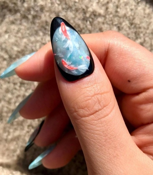 Новые тренды в маникюре на весну 2022: микро-френч, bimbo-girl и металлик