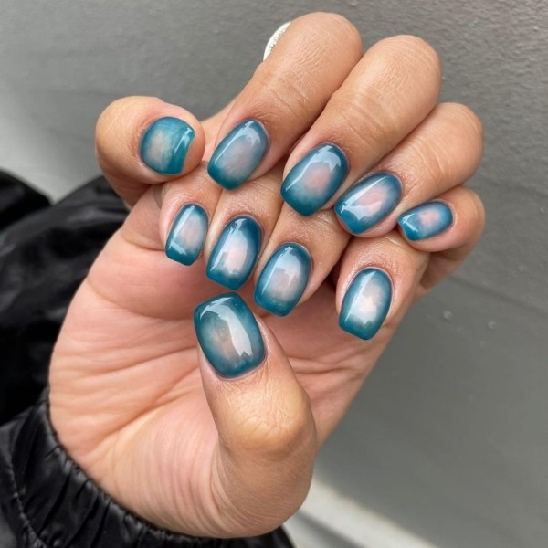 Новые тренды в маникюре на весну 2022: микро-френч, bimbo-girl и металлик