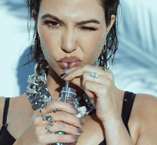 Новые тренды в маникюре на весну 2022: микро-френч, bimbo-girl и металлик