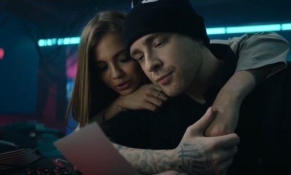 Официально вместе: первый выход Вали Карнавал и Саши Стоуна Официально вместе: первый выход Вали Карнавал и Саши Стоуна